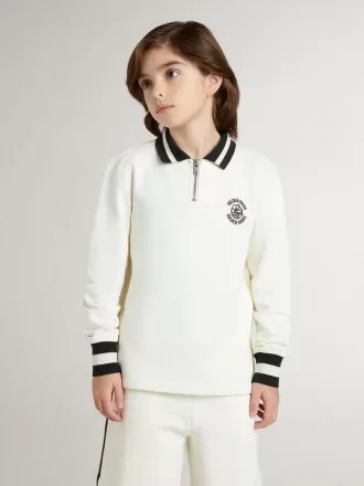 Wit katoenen poloshirt voor kinderen met borduursel op de borst en print op de rug.