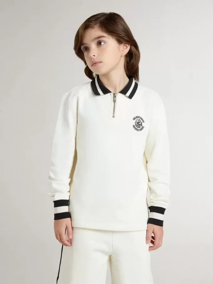 Wit katoenen poloshirt voor kinderen met borduursel op de borst en print op de rug.