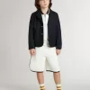Wit katoenen poloshirt voor kinderen met borduursel op de borst en print op de rug.