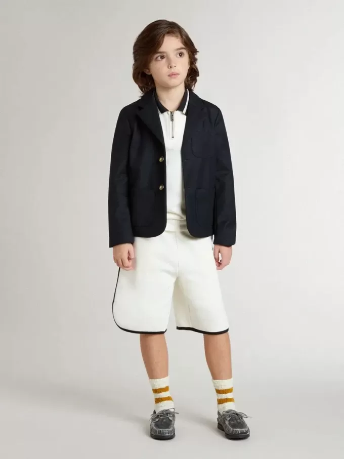 Wit katoenen poloshirt voor kinderen met borduursel op de borst en print op de rug.
