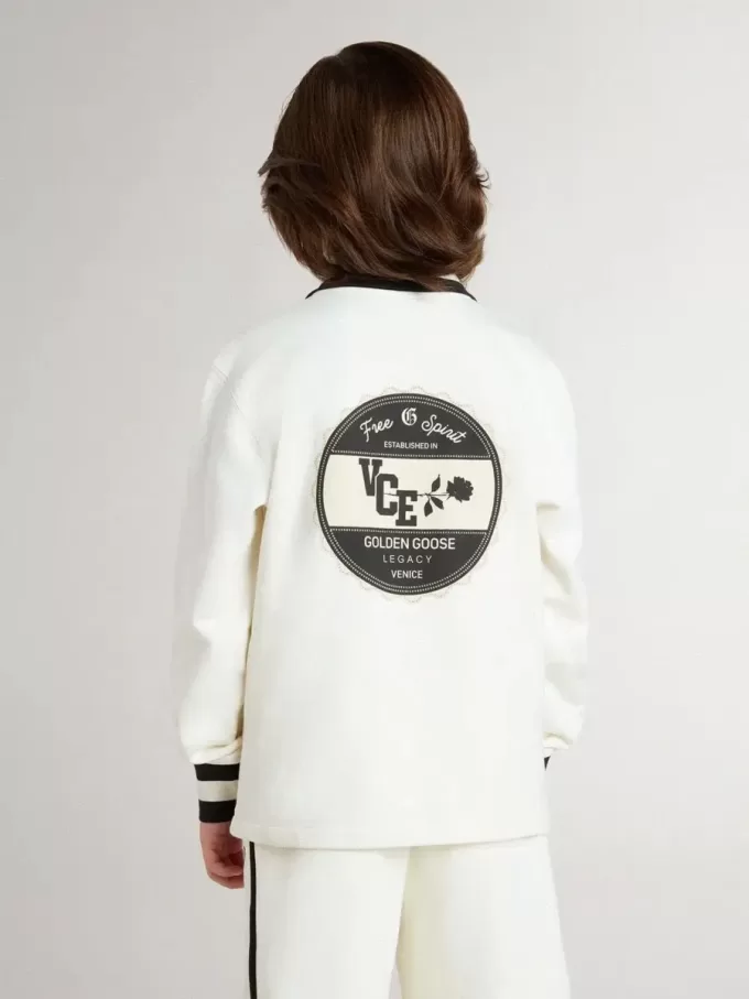 Wit katoenen poloshirt voor kinderen met borduursel op de borst en print op de rug.