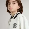 Wit katoenen poloshirt voor kinderen met borduursel op de borst en print op de rug.