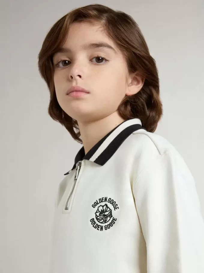 Wit katoenen poloshirt voor kinderen met borduursel op de borst en print op de rug.