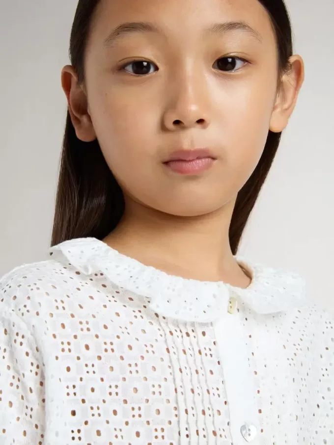 Wit katoenen shirt met broderie anglaise voor meisjes
