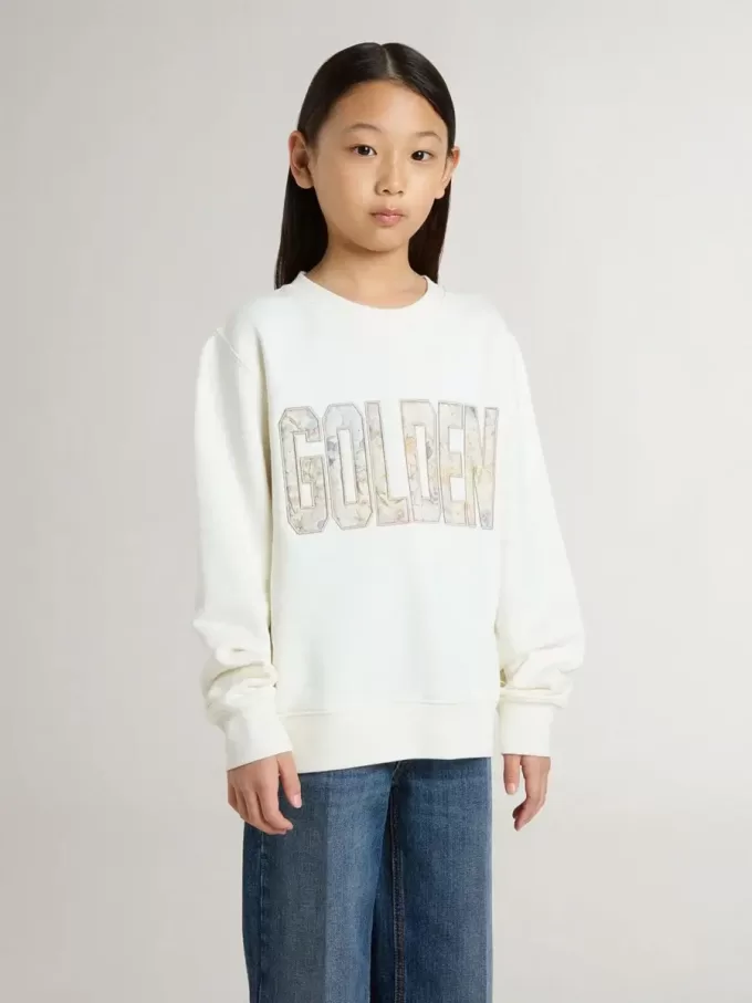 Wit sweatshirt voor meisjes met veelkleurige gouden letters op de voorkant.