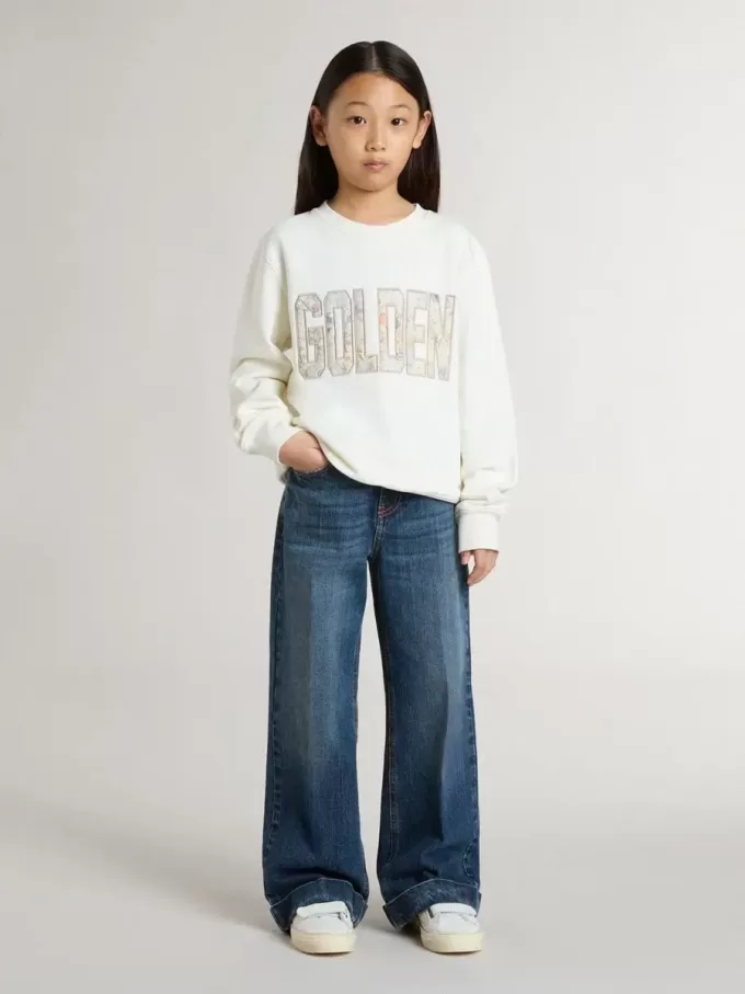 Wit sweatshirt voor meisjes met veelkleurige gouden letters op de voorkant.