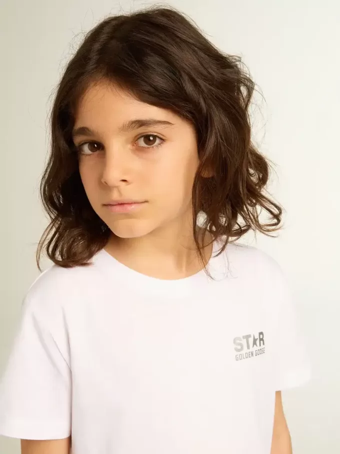 Wit T-shirt met contrasterend zilveren logo op de voorkant