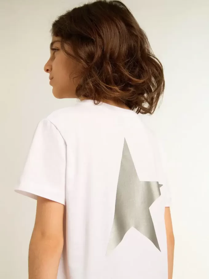 Wit T-shirt met contrasterend zilveren logo op de voorkant
