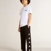Wit T-shirt met contrasterend zwart logo en ster