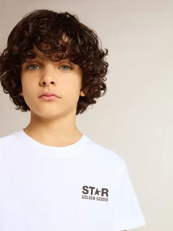 Wit T-shirt met contrasterend zwart logo en ster