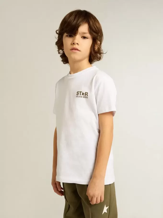 Wit T-shirt voor jongens met contrasterend donkergroen logo en ster