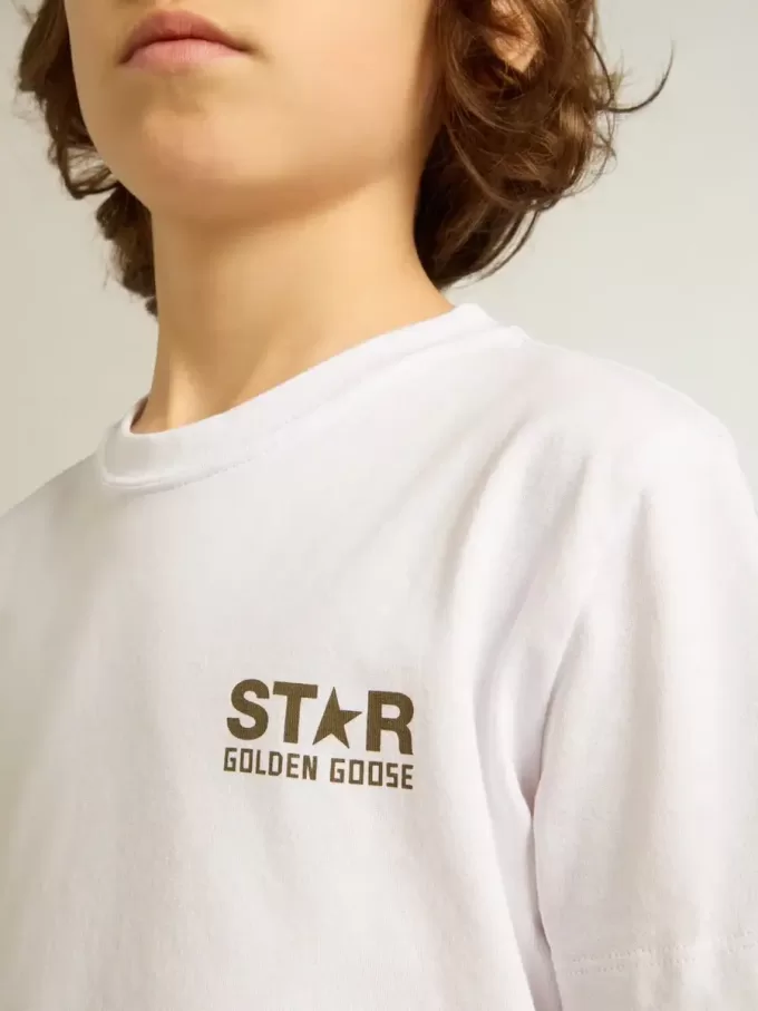 Wit T-shirt voor jongens met contrasterend donkergroen logo en ster