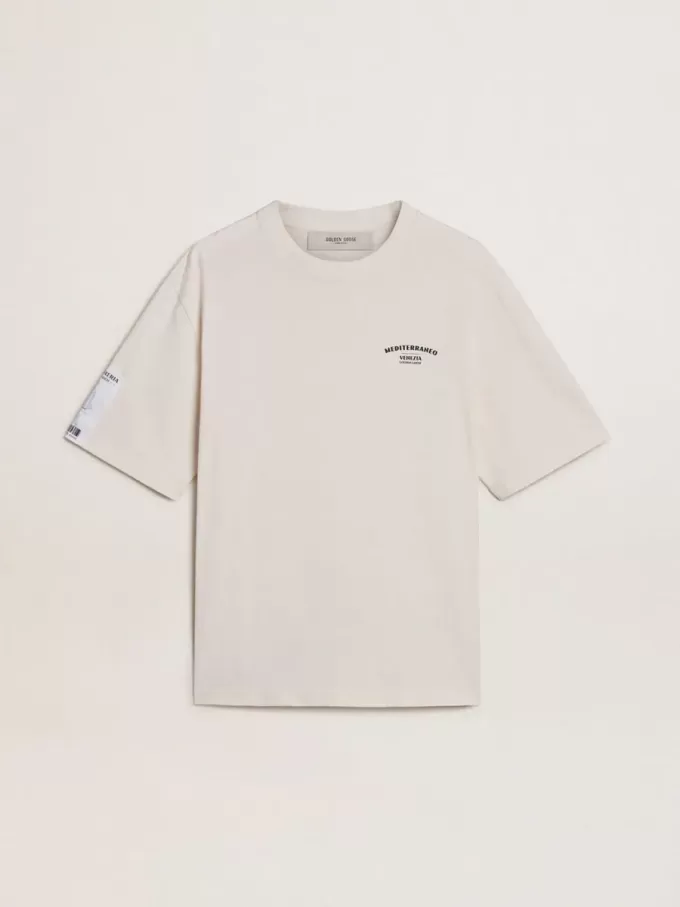 Wit unisex T-shirt met mediterrane print en Pescheria Golden-patch op de mouw