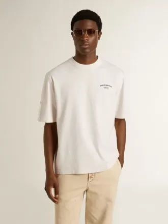 Wit unisex T-shirt met mediterrane print en Pescheria Golden-patch op de mouw