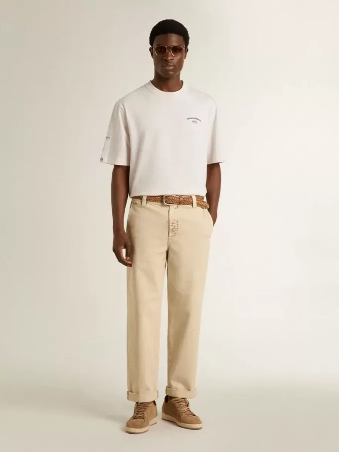 Wit unisex T-shirt met mediterrane print en Pescheria Golden-patch op de mouw