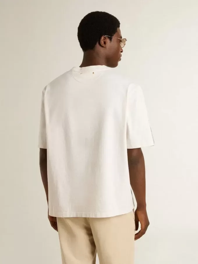 Wit unisex T-shirt met mediterrane print en Pescheria Golden-patch op de mouw