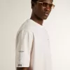 Wit unisex T-shirt met mediterrane print en Pescheria Golden-patch op de mouw