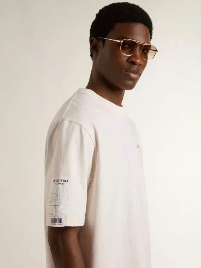 Wit unisex T-shirt met mediterrane print en Pescheria Golden-patch op de mouw