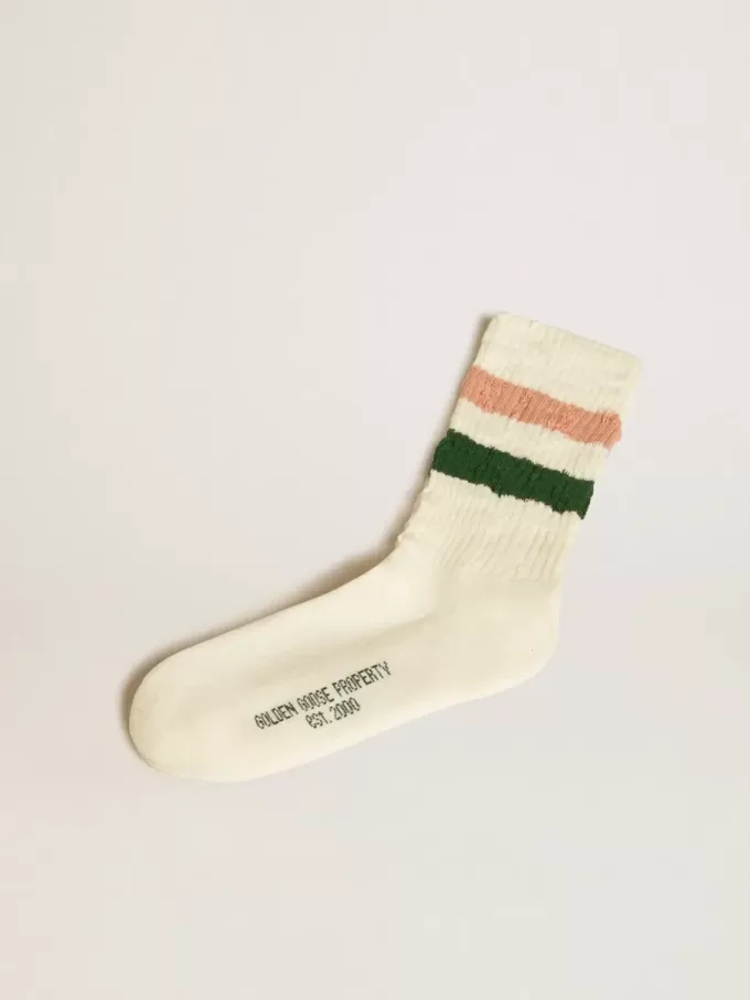Witgekleurde sokken met distressed details en roze en groene strepen.