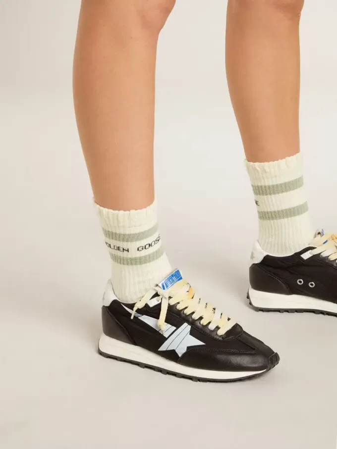 Witgekleurde sokken met distressed details en saliegroene strepen