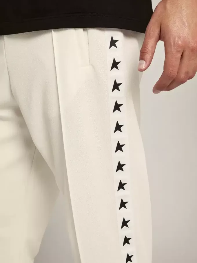 Witte joggingbroek voor heren met zwarte sterren aan de zijkanten