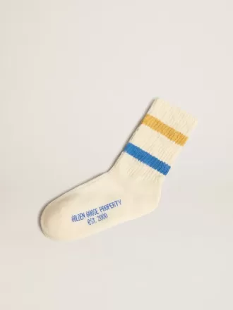 Witte kindersokken met distressed details en tweekleurige felblauwe en mosterdkleurige strepen.