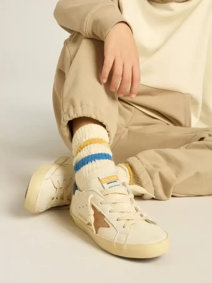Witte kindersokken met distressed details en tweekleurige felblauwe en mosterdkleurige strepen.