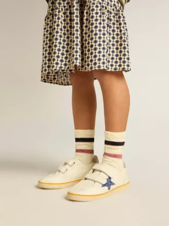 Witte kindersokken met distressed details en tweekleurige lila en blauwe strepen