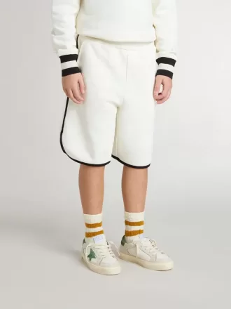 Witte korte broek voor jongens met geborduurd logo