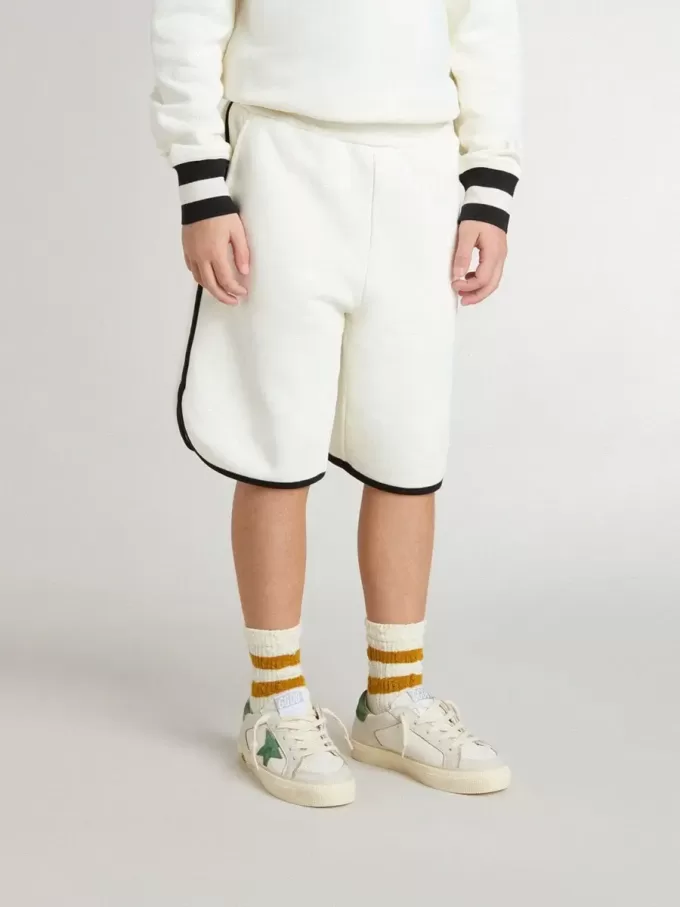 Witte korte broek voor jongens met geborduurd logo