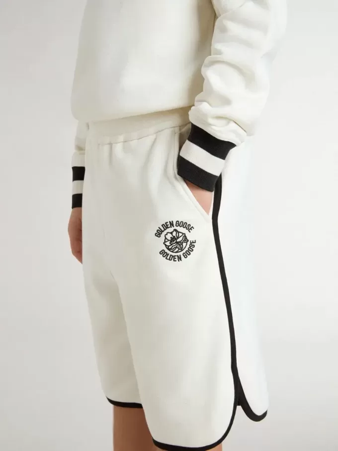 Witte korte broek voor jongens met geborduurd logo