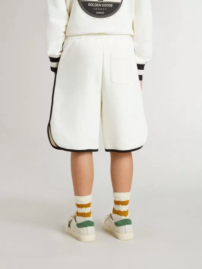 Witte korte broek voor jongens met geborduurd logo
