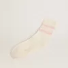 Witte sokken met distressed afwerking, babyroze logo en strepen