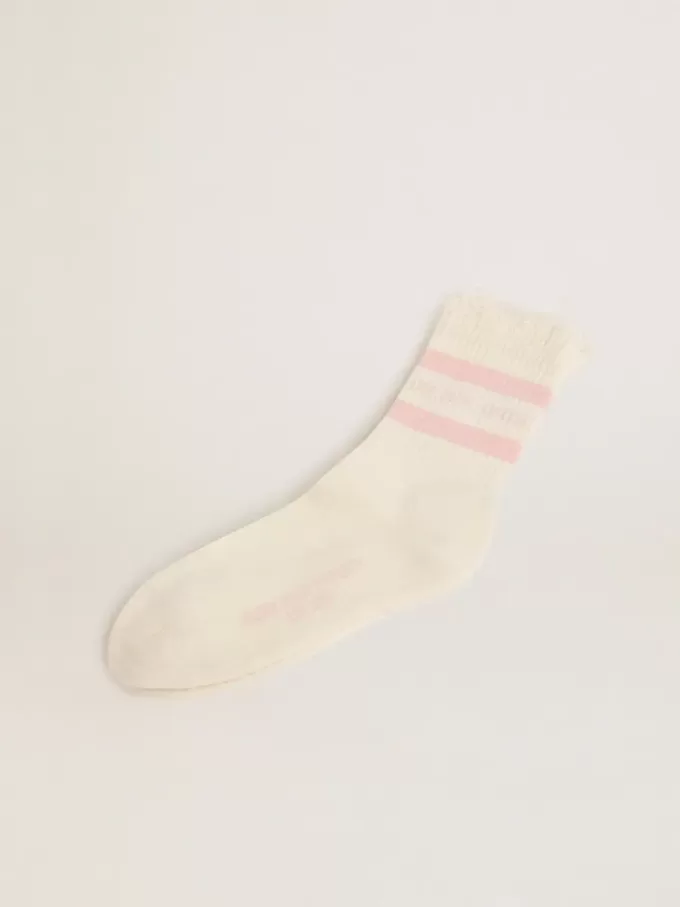 Witte sokken met distressed afwerking, babyroze logo en strepen