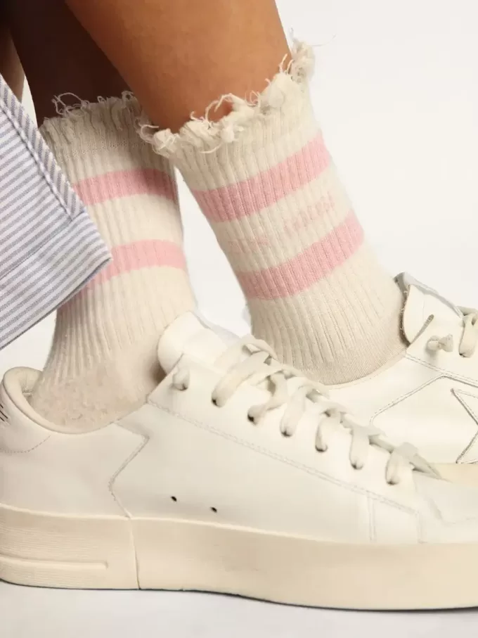 Witte sokken met distressed afwerking, babyroze logo en strepen