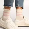 Witte sokken met distressed afwerking, babyroze logo en strepen