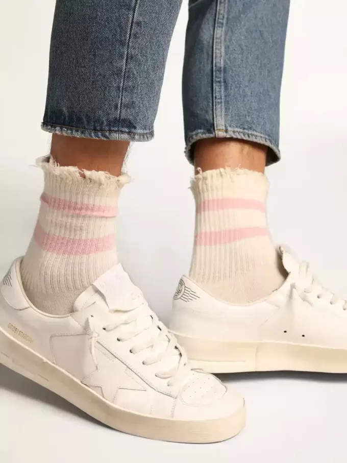 Witte sokken met distressed afwerking, babyroze logo en strepen