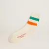 Witte sokken met distressed-afwerking en groene en oranje strepen
