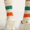 Witte sokken met distressed-afwerking en groene en oranje strepen