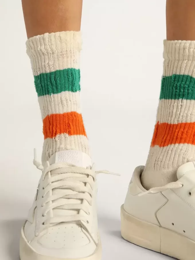 Witte sokken met distressed-afwerking en groene en oranje strepen