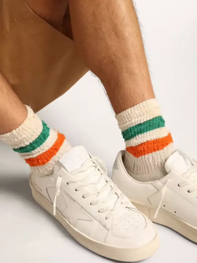 Witte sokken met distressed-afwerking en groene en oranje strepen