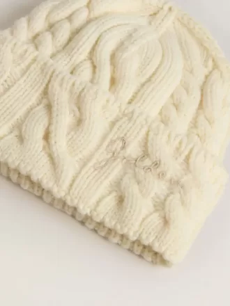 Witte wollen muts met borduursel