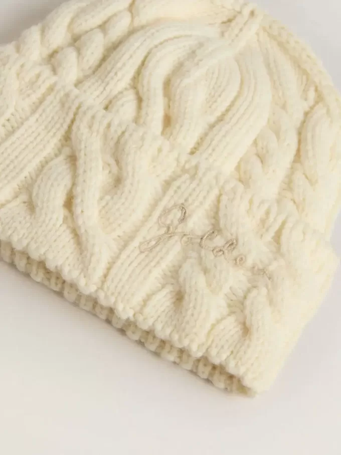 Witte wollen muts met borduursel