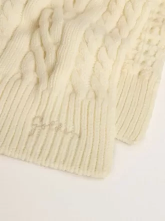 Witte wollen sjaal met borduursel