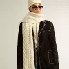 Witte wollen sjaal met borduursel
