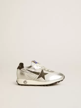 Young Marathon in zilverkleurig nylon met zwarte ster en leren hielstuk