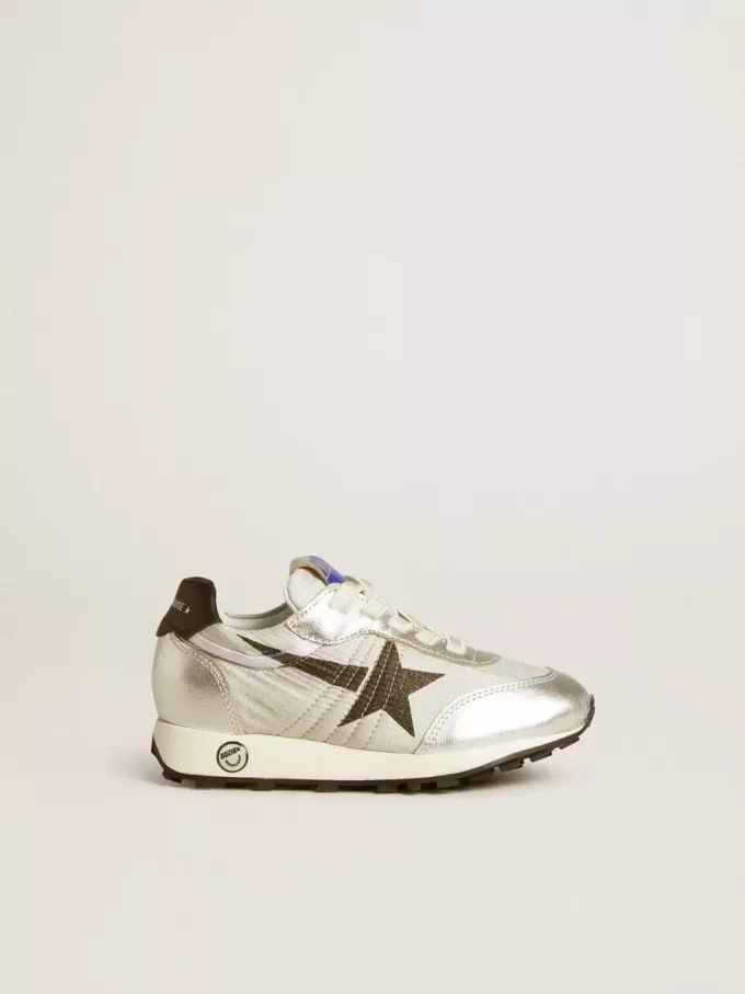 Young Marathon in zilverkleurig nylon met zwarte ster en leren hielstuk