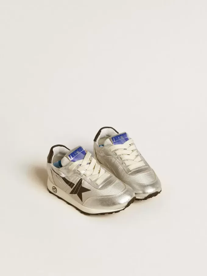 Young Marathon in zilverkleurig nylon met zwarte ster en leren hielstuk