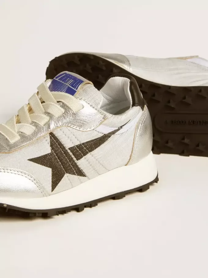 Young Marathon in zilverkleurig nylon met zwarte ster en leren hielstuk