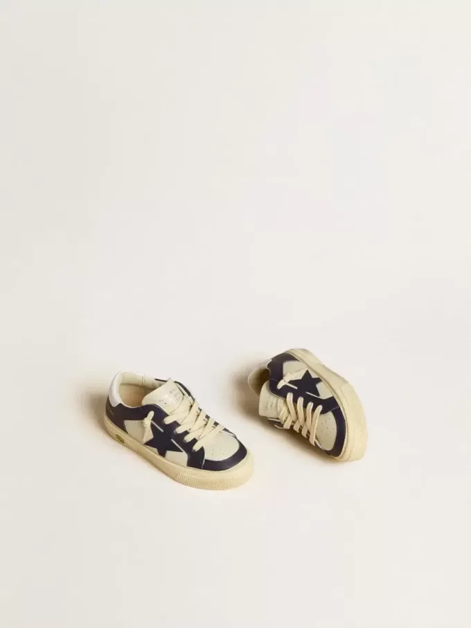 Young May in wit en blauw leer met leren ster en hielstuk